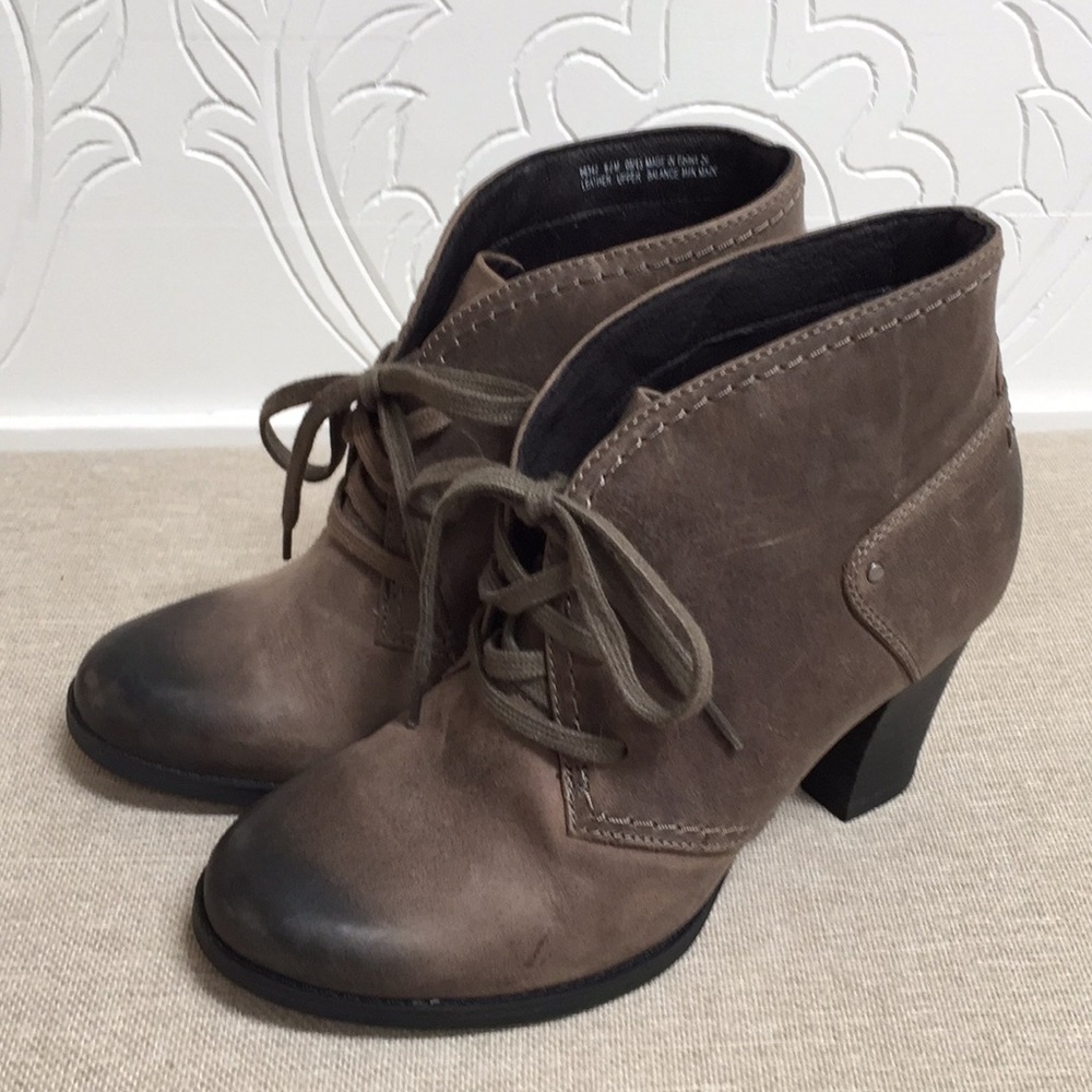 Clarks Ankle boots 6.5 NEW!